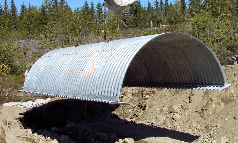 Structural steel plate culvert with integrated steel footings
