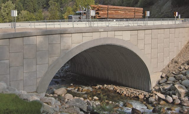 Concrete-retaining-wall-with-Super•Cor-Arch