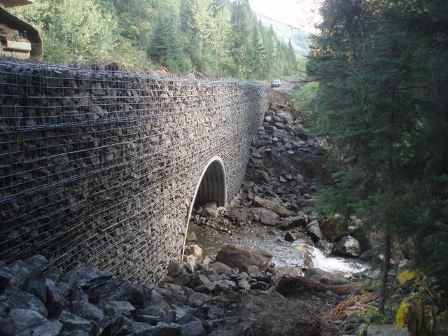 Wire-mesh-retaining-wall-with-forestry-arch