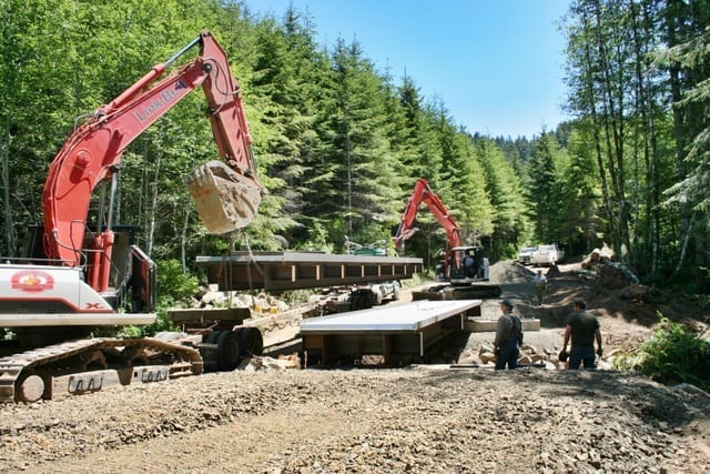 Detour-bridge-modules-being-placed