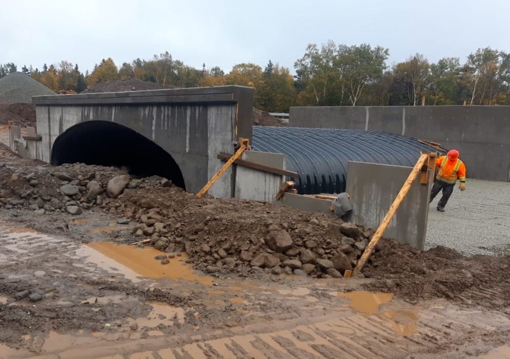 Wingwalls and backfilling on buried metal bridge